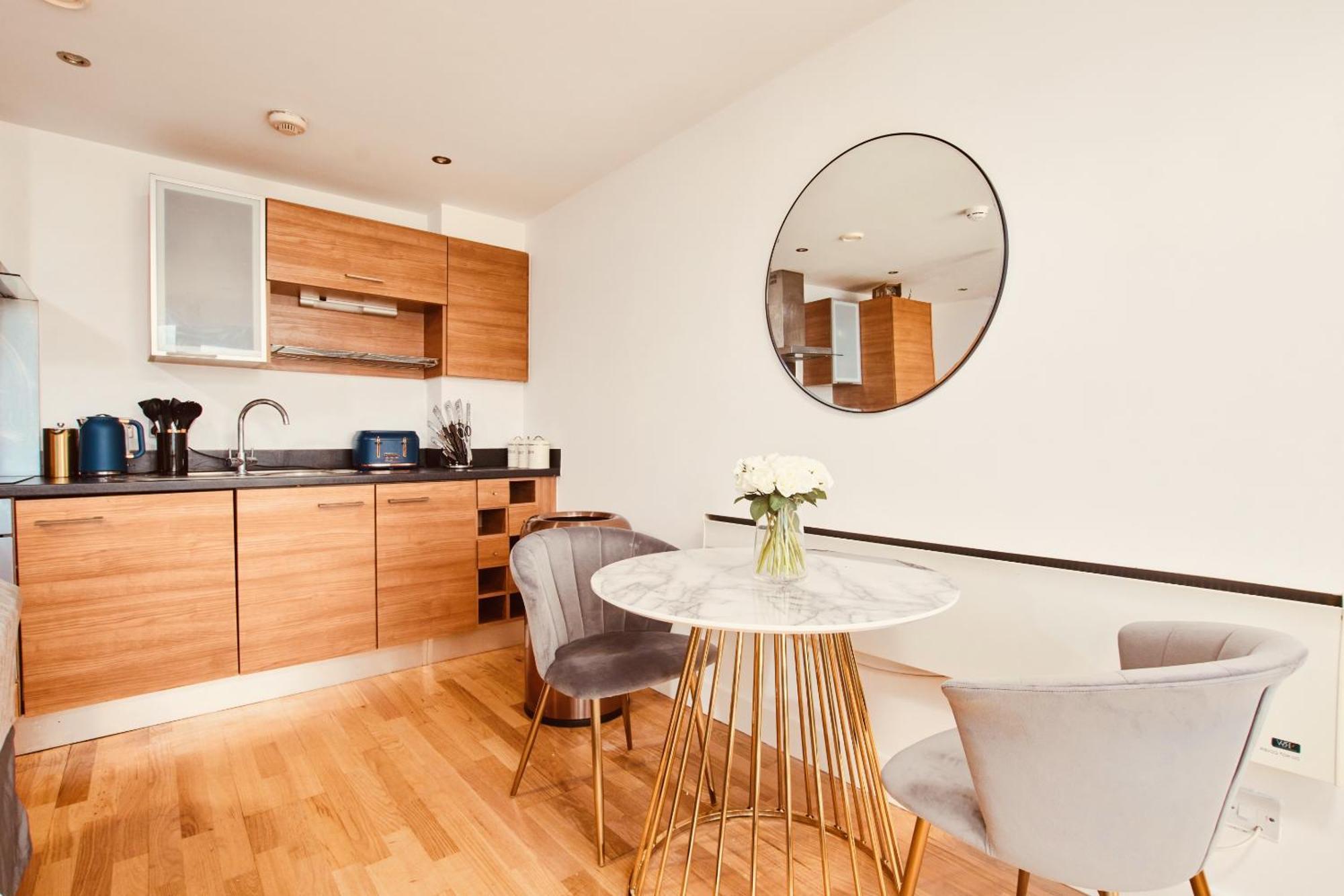 King Deluxe City Apt Large Space& Free Parking! No Balcony Лідс Екстер'єр фото