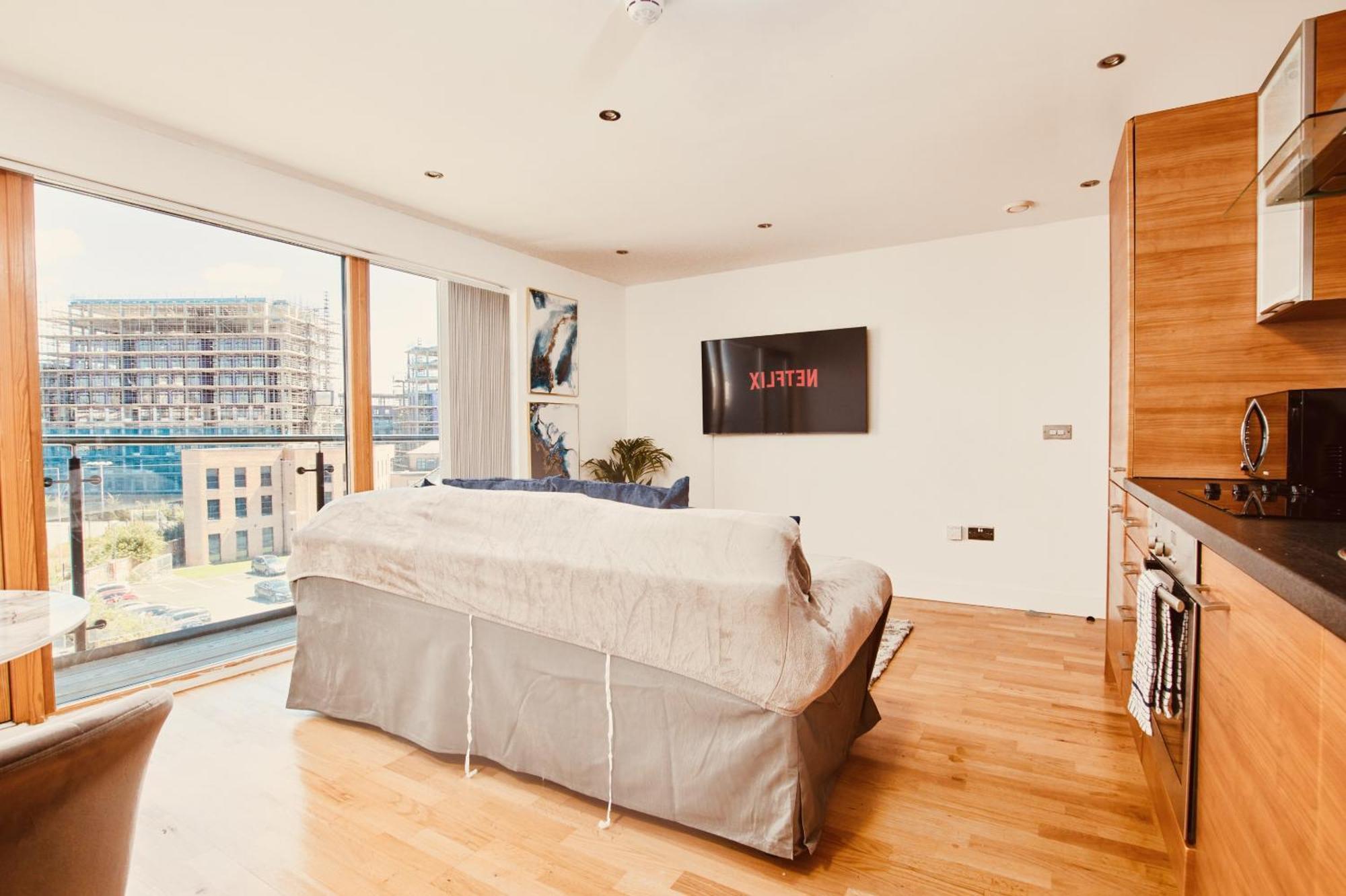 King Deluxe City Apt Large Space& Free Parking! No Balcony Лідс Номер фото
